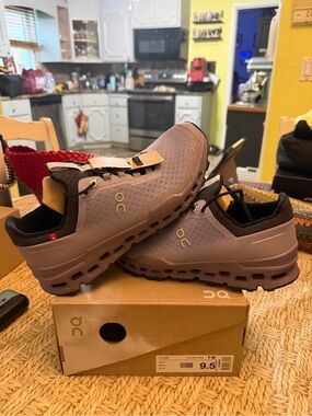 ON CLOUD CLOUD ULTRA SZ 9.5 woman new in box !!